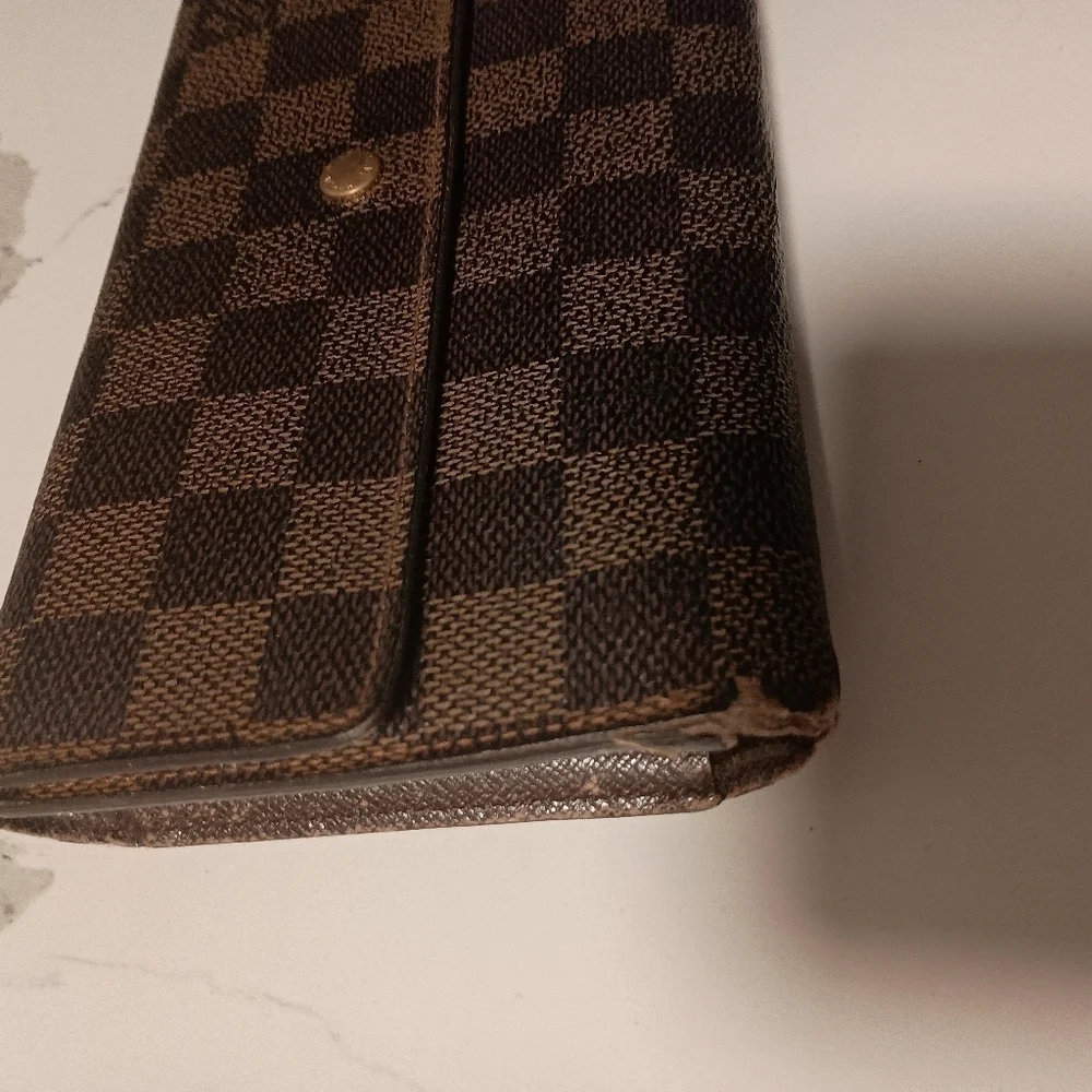 Authentic Louis Vuitton Damier Sarah Longwallet